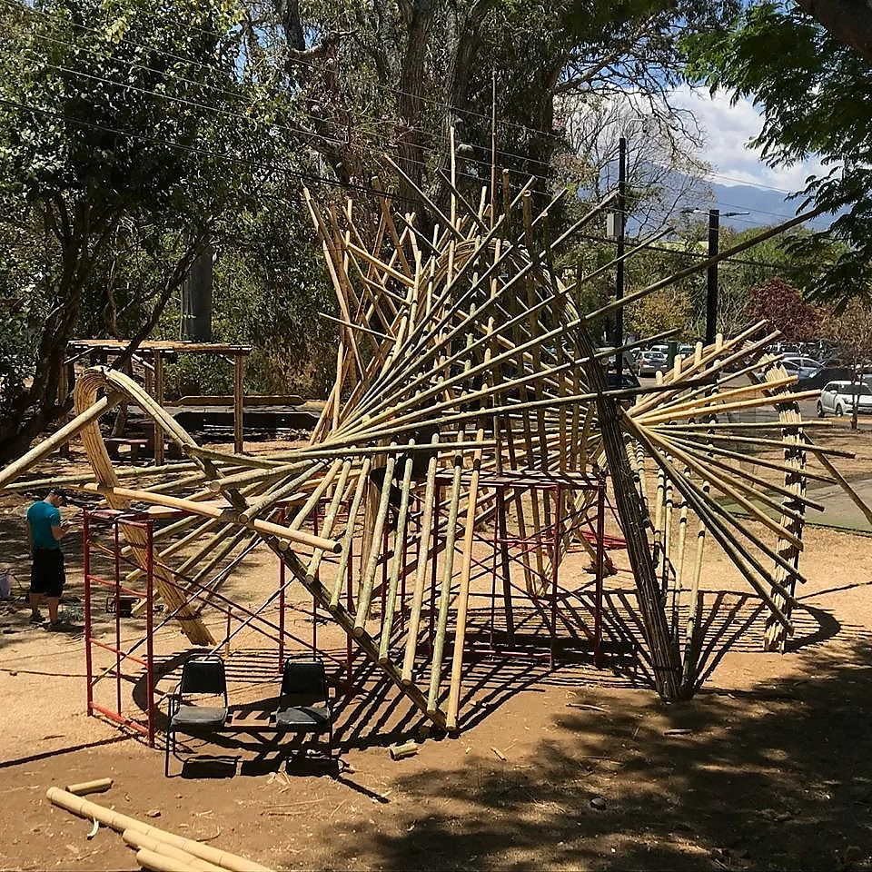 Estructura de bambú en forma de paraboloides hiperbólicos construida en un taller en Heredia