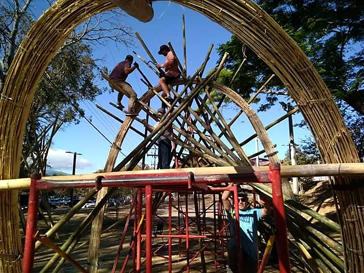 Práctica de montaje · Trabajo colectivo con bambú.