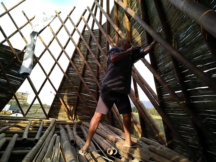 El oficio en práctica · Trabajo en una estructura de bambú.