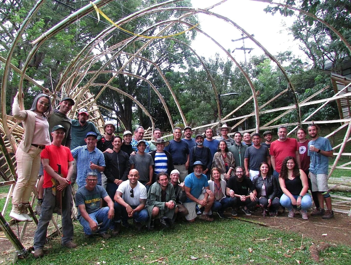 Exploración colectiva con bambú