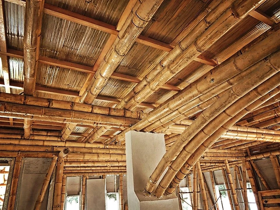 Interior · Vigas, columnas y cerramientos de bambú.