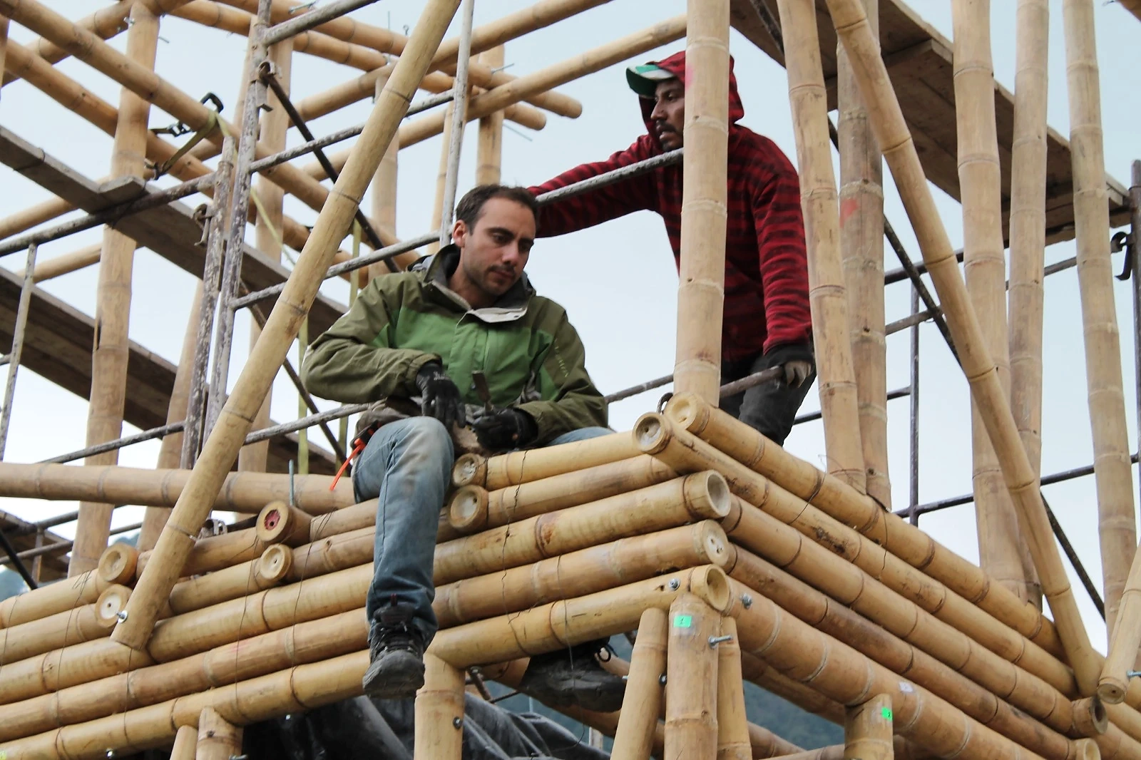 Trabajo en obra · Montaje de una estructura de bambú.