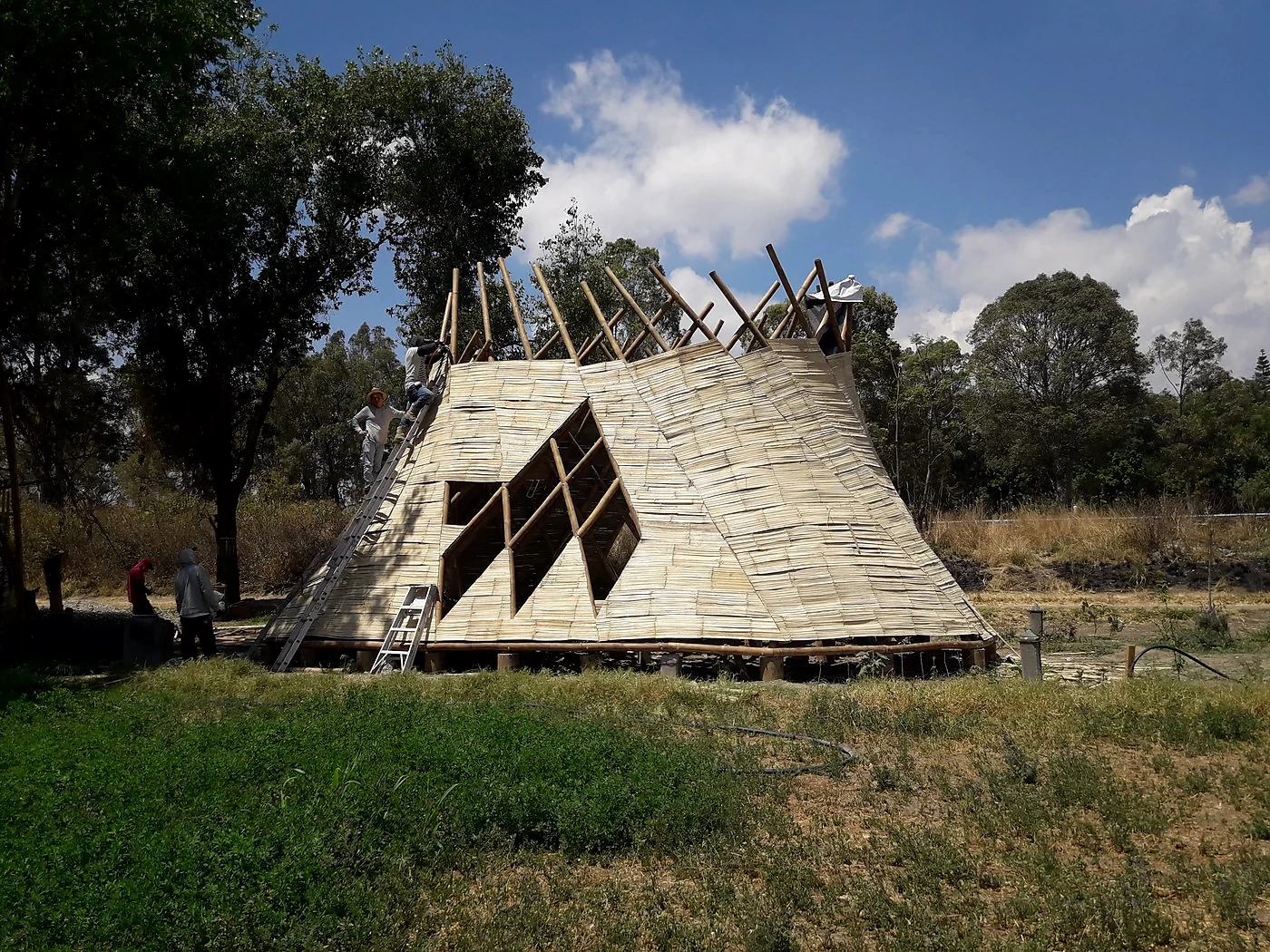 Modelo de vivienda con estructura triangular de bambú y cerramiento de elementos naturales